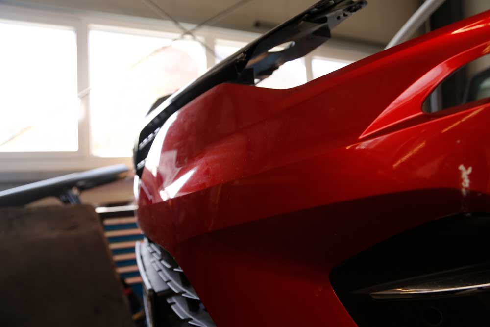 Unfallinstandsetzung-Autoteil eines roten Autos