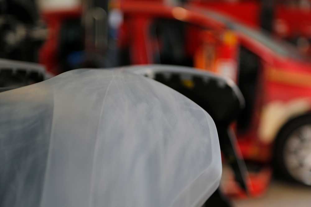 Unfallinstandsetzung-Nahaufnahme graues Autoteil