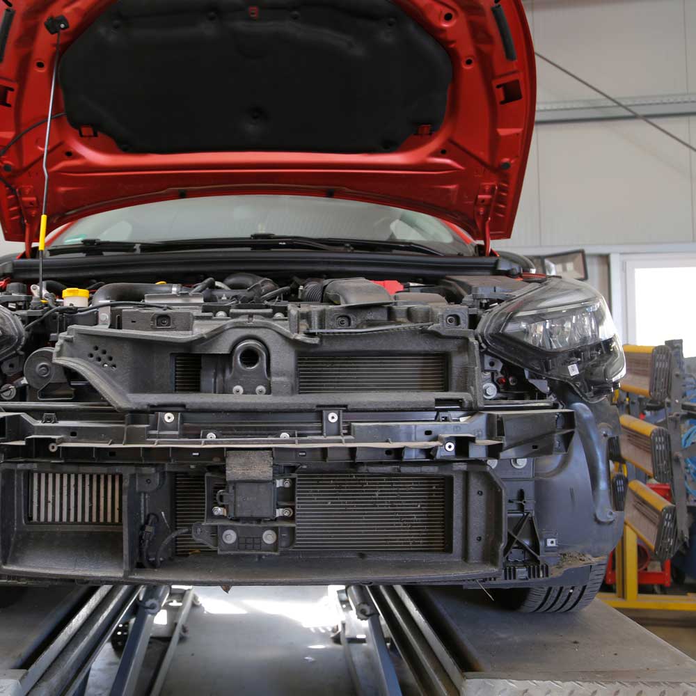 jakobson-dienstleistungen-unfallinstandsetzung Dienstleistungen-Unfallinstandsetzung-Rotes Auto mit geöffneter Motorhaube