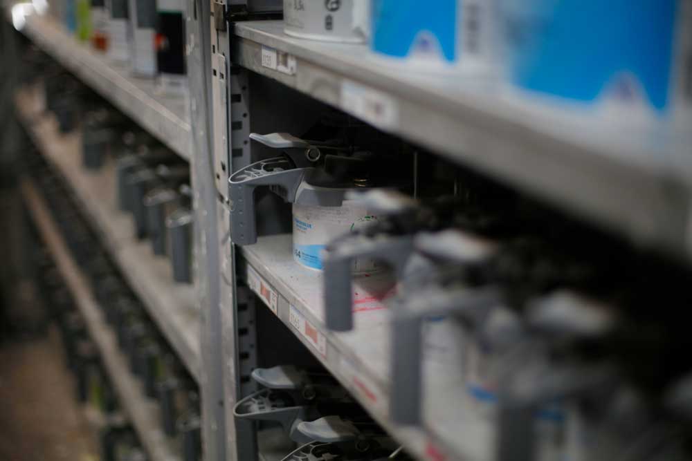 Fahrzeug- und Kleinserienlackierung-Regal mit verschiedenen Lackfarben