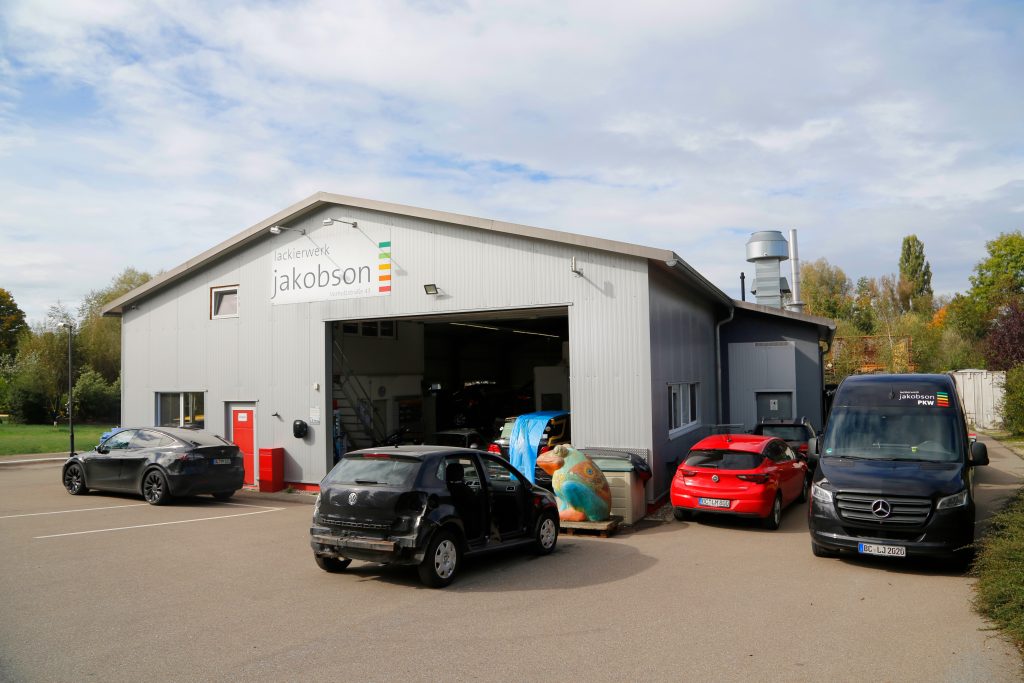 Über Uns-Das Gebäude des Lackierwerks Jakobson PKW von vorne