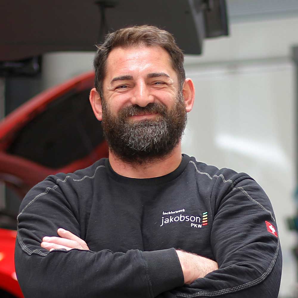 Über Uns-Orhan Oezdemir Über Uns-Portrait des Abteilungsleiters Orhan Oezdemir mit nach vorn verschränkten Armen