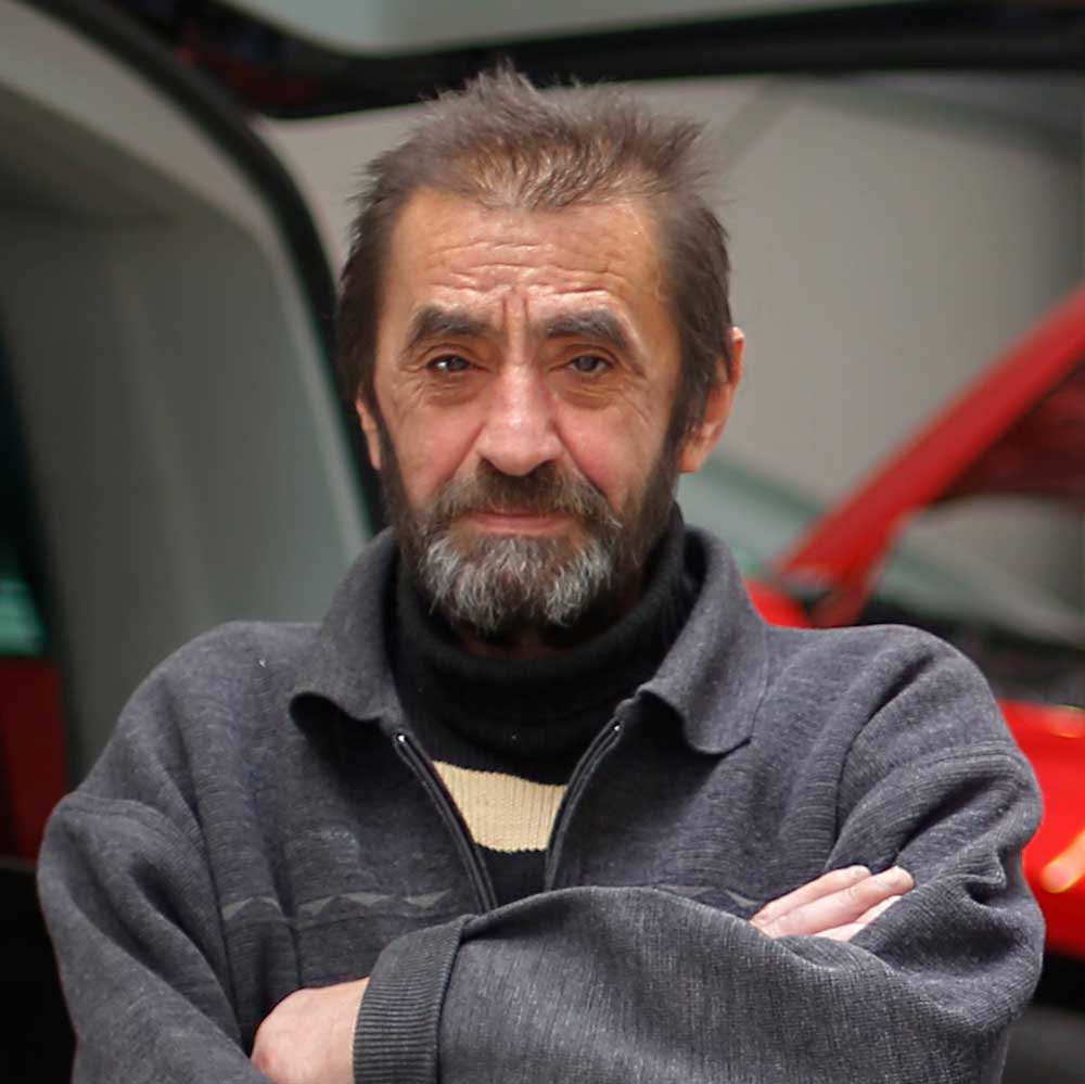 Über Uns-Vater Özdemir Über Uns-Portrait von Vater Özdemir mit nach vorn verschränkten Armen